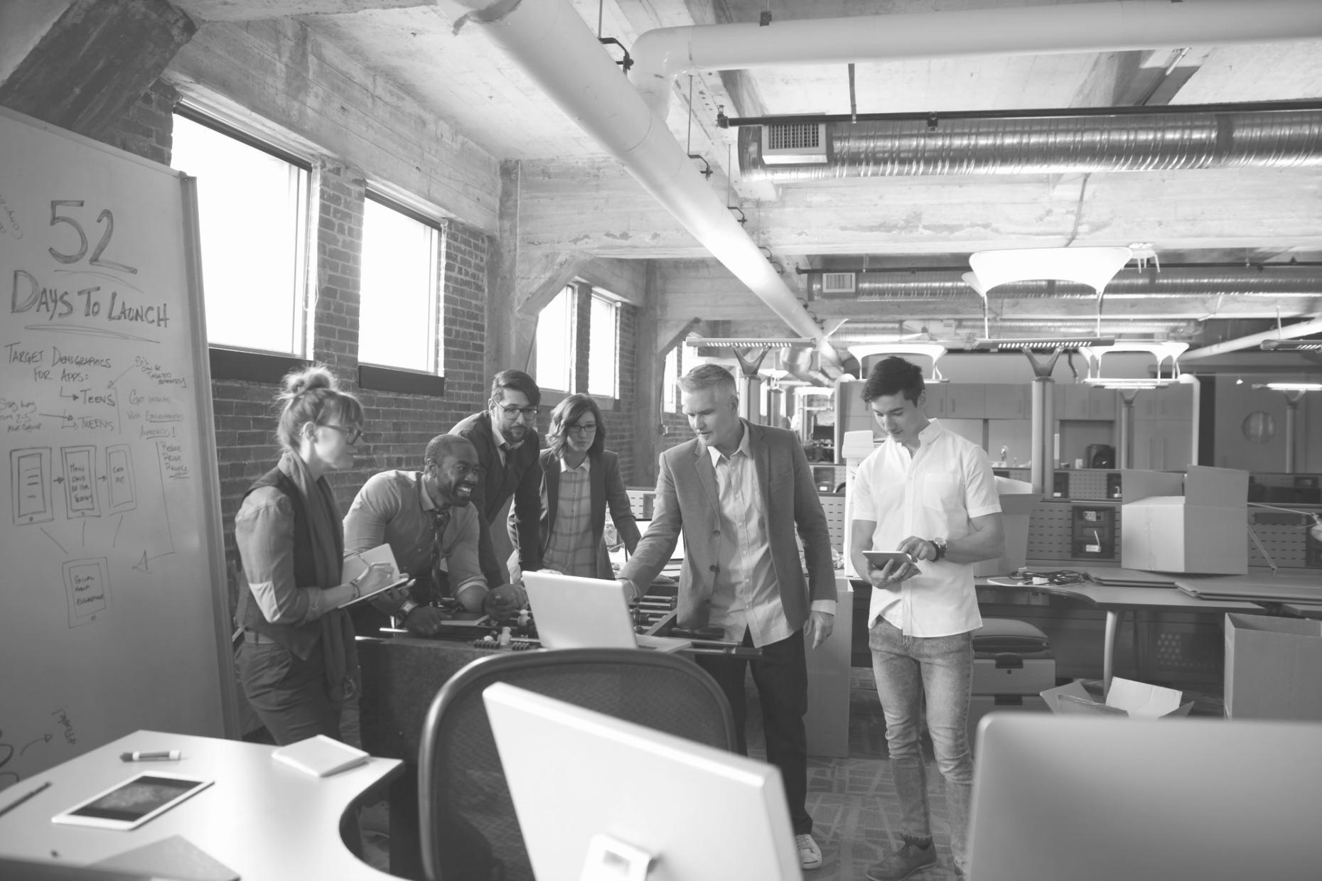 Equipo de analistas revisando informes financieros