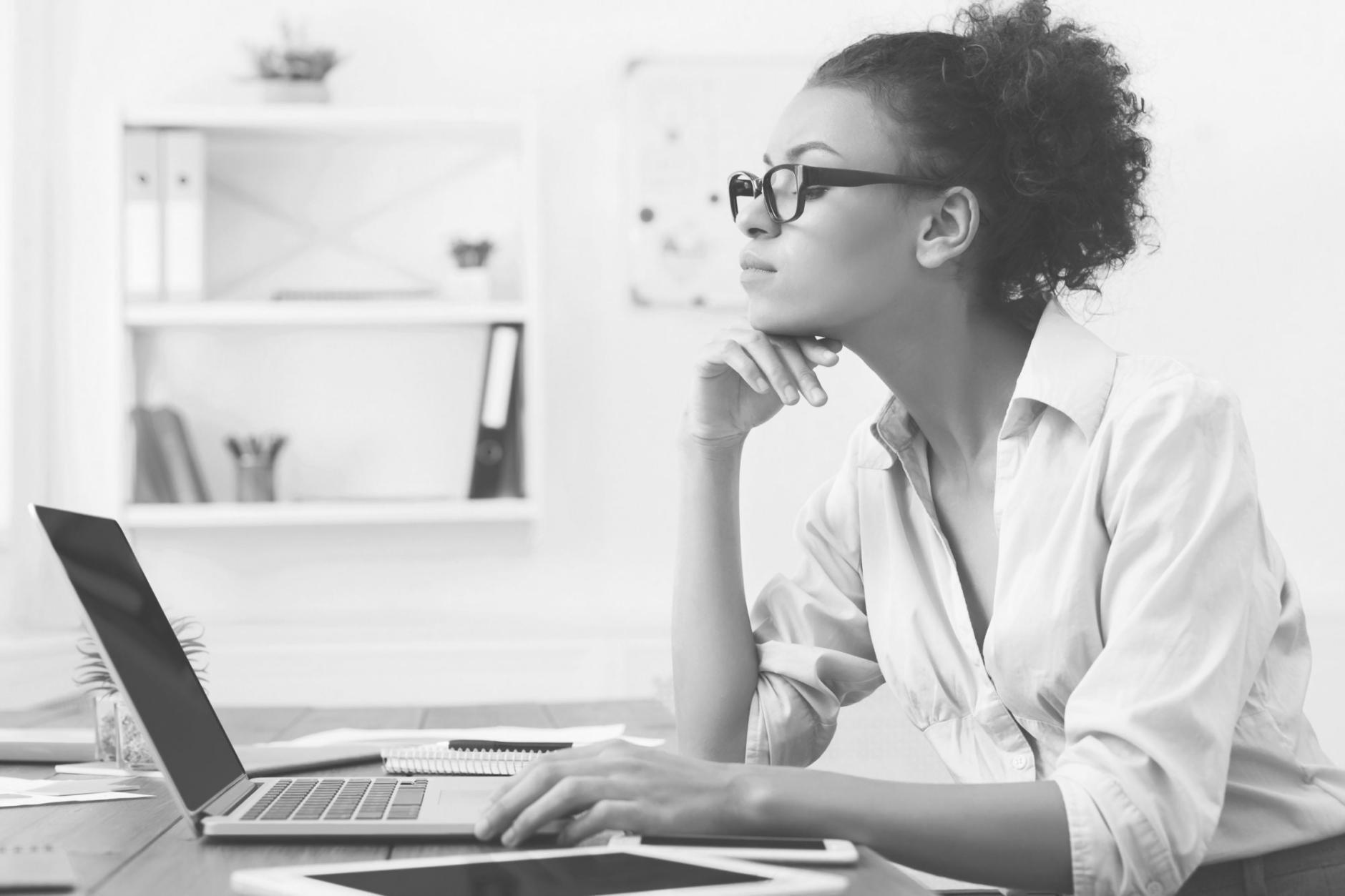 Espacio de trabajo organizado con múltiples monitores y documentación financiera